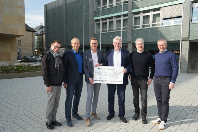 Der Rotary Club Bayreuth hat am Freitag 6.000 Euro an die Stadt Bayreuth gespendet. Das Geld wird für die Sportförderung verwendet. Darüber freuten sich: (v. li.) Axel Gottstein (Gemeindienst Rotary Club), Sportamtsleiter Christian Möckel, Dominik Zieher (Vorsitzender Rotary Hilfswerk), Oberbürgermeister Thomas Ebersberger, Professor Dr. Bernhard Herz (Präsident Rotary Club Bayreuth) und Jörg Lichtenegger (Beauftragter für Öffentlichkeitsarbeit Rotary Club).