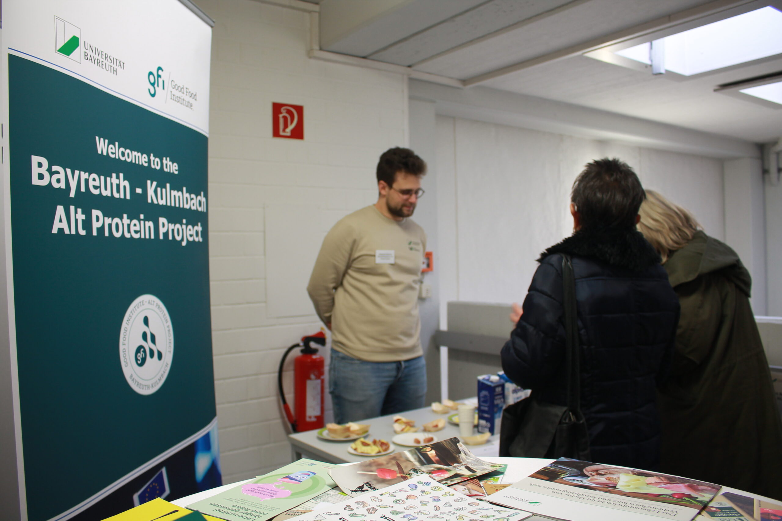 Informationsstand des Bayreuth Kulmbach Alt Protein Project mit Kostproben