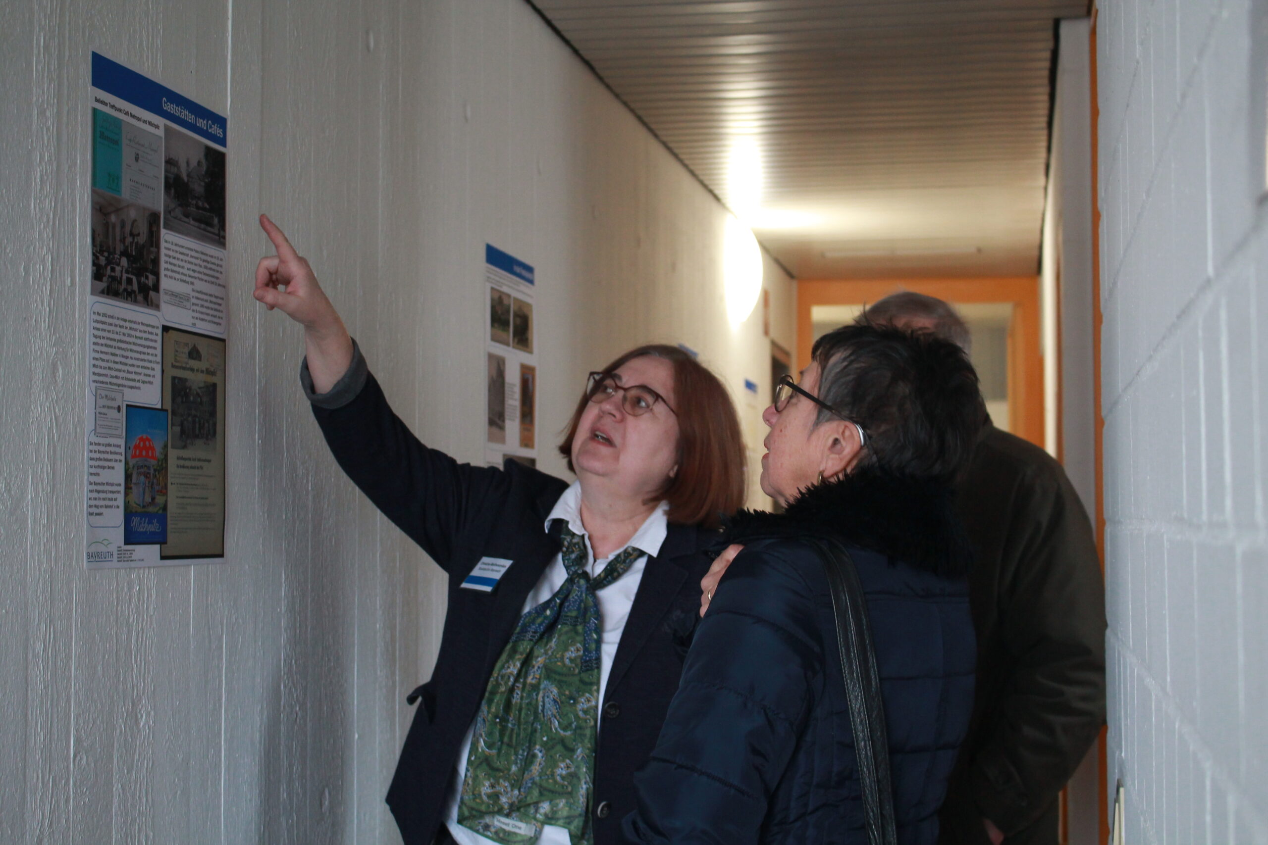 Frau Bartholomäus vom Stadtarchiv im Gespräch mit einer Besucherin an einer Ausstellungstafel
