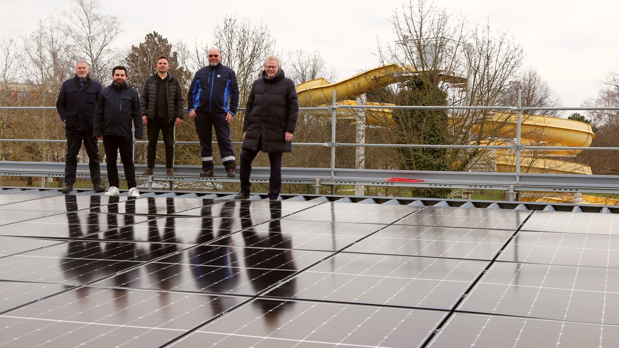 Fünf Männer stehen auf einem mit Photovoltaik-Modulen belegten Dach. | Foto: Stadtwerke Bayreuth