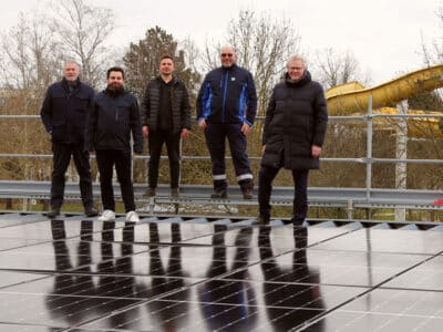 Fünf Männer stehen auf einem mit Photovoltaik-Modulen belegten Dach. | Foto: Stadtwerke Bayreuth