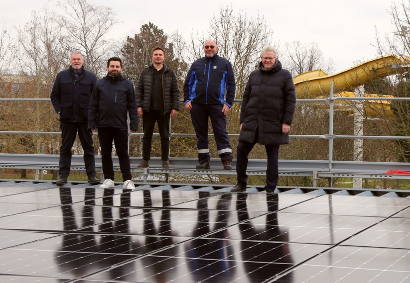 Fünf Männer stehen auf einem mit Photovoltaik-Modulen belegten Dach. | Foto: Stadtwerke Bayreuth