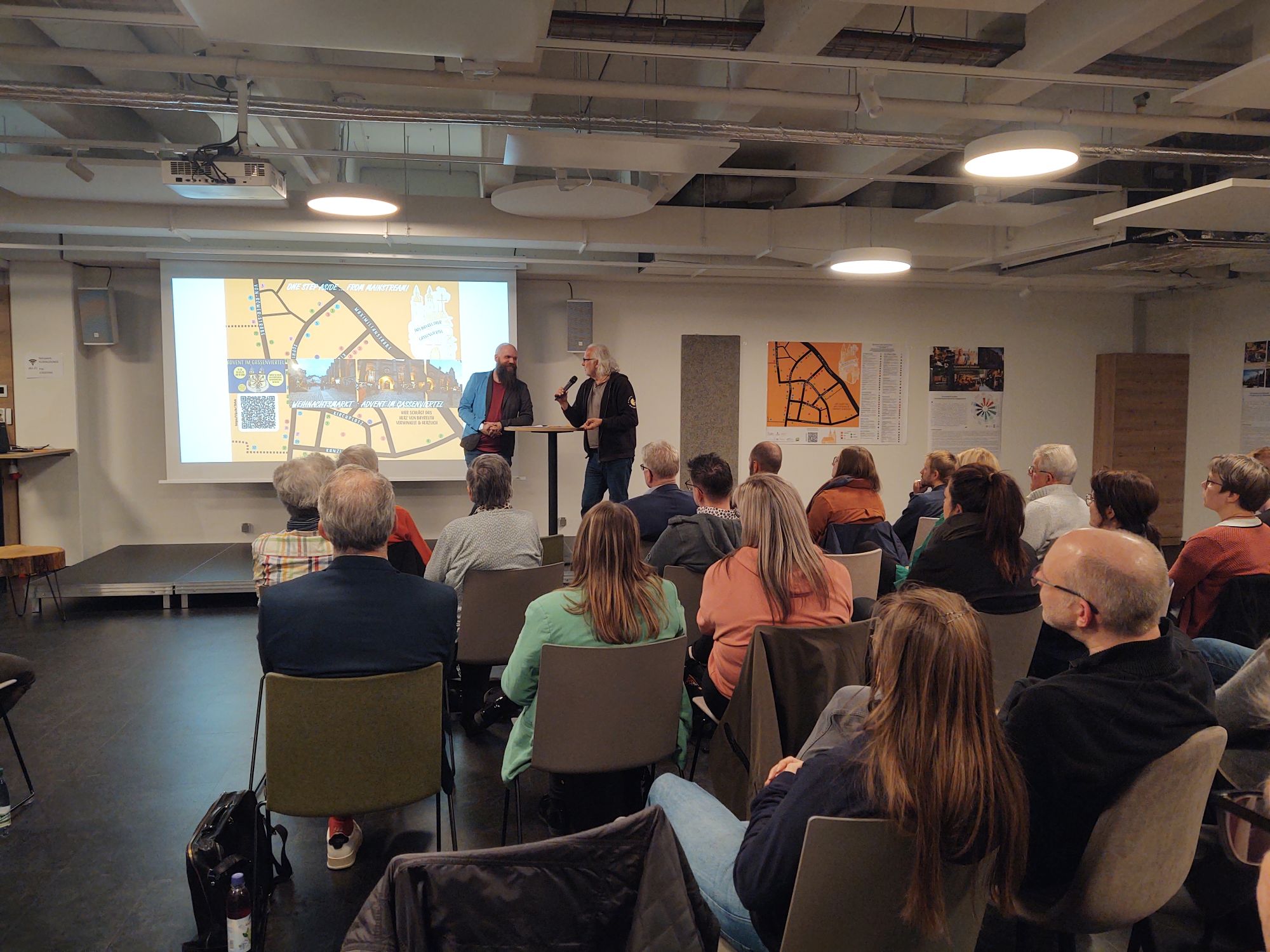 Präsentation von Projektideen durch Akteur während einer Veranstaltung zur Zukunft der Innenstadt