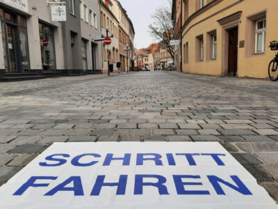Auf einer gepflasterten Fläche ist der Schriftzug "Schritt fahren" aufgebracht. | Foto: Stadt Bayreuth