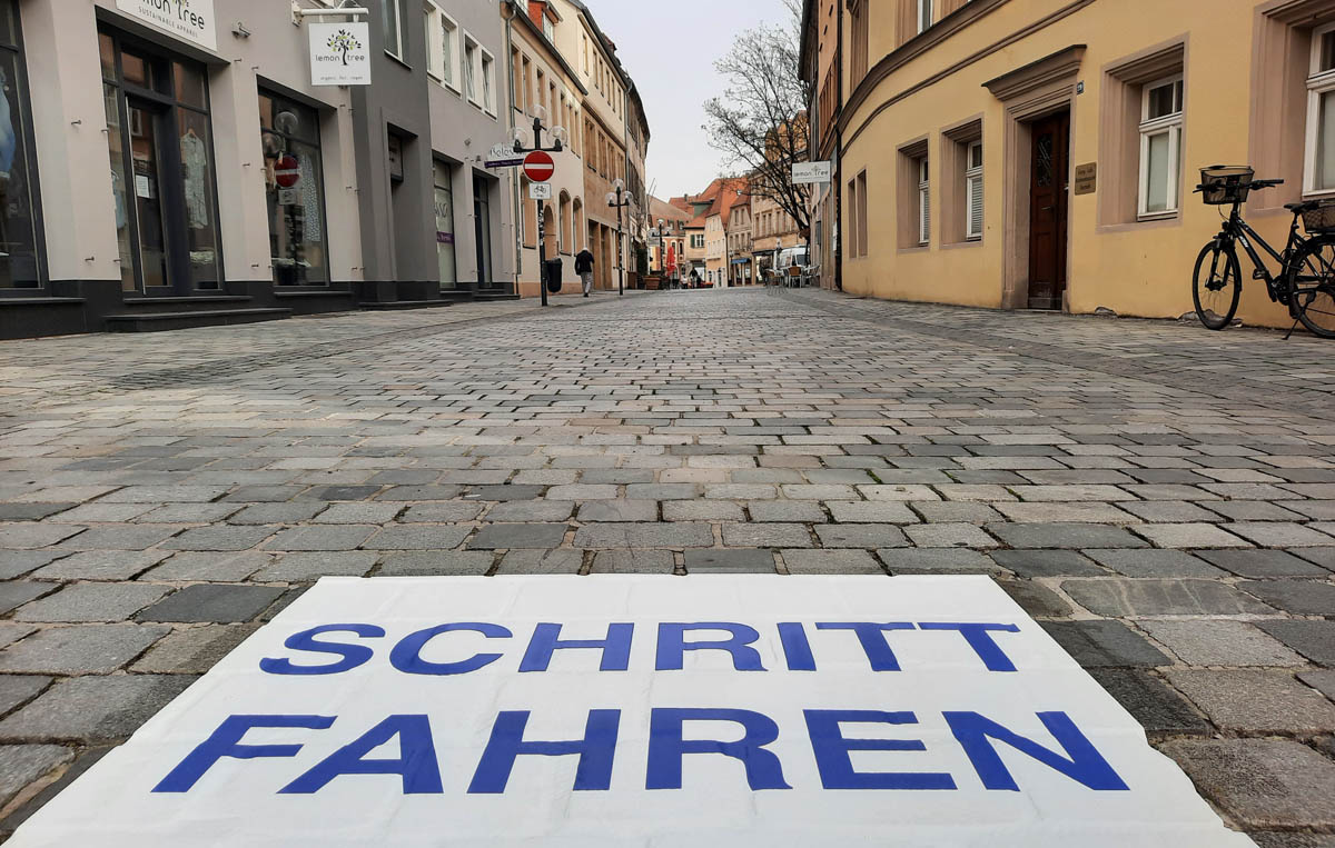 Auf einer gepflasterten Fläche ist der Schriftzug "Schritt fahren" aufgebracht. | Foto: Stadt Bayreuth