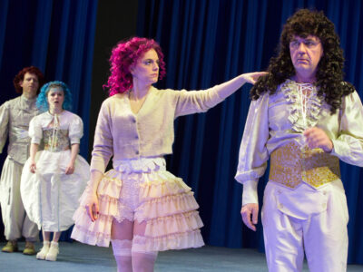 Zwei Männer und zwei Frauen in historischen Kostümen auf der Bühne. | Foto: H. Dietz