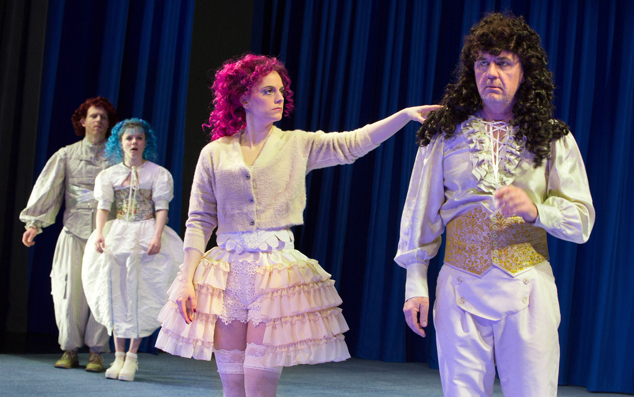 Zwei Männer und zwei Frauen in historischen Kostümen auf der Bühne. | Foto: H. Dietz