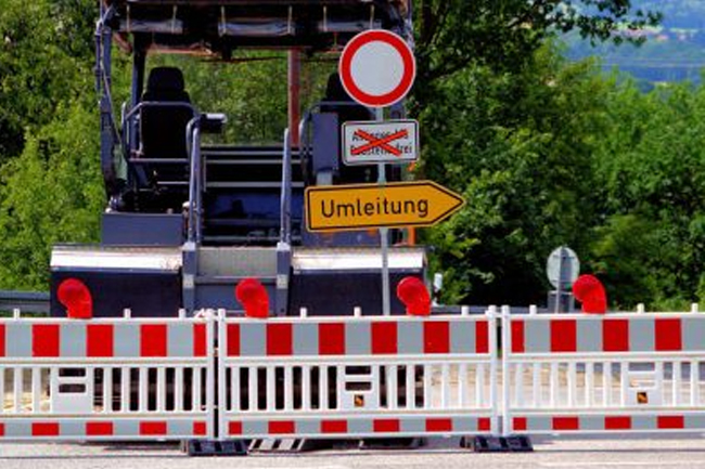 Das Bild zeigte eine Baustellenabsperrung mit einem "Durchfahrt verboten"-Schild und Absperr-Baken.