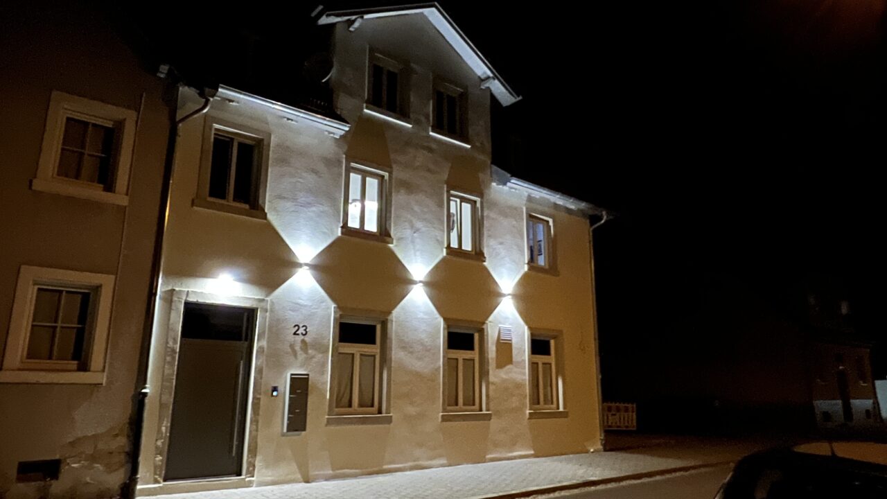 2 stöchiges Haus in der Nacht mit Fassadenbeleuchtung