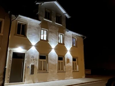 2 stöchiges Haus in der Nacht mit Fassadenbeleuchtung