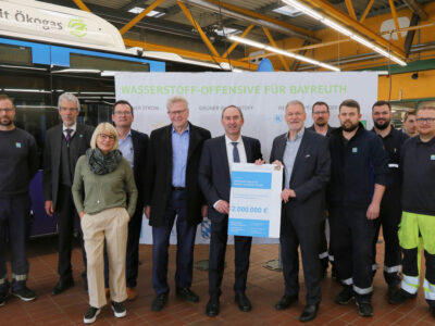 Gruppenbild mit OB Thomas Ebersberger und Wirtschaftsminister Hubert Aiwanger. | Foto: Stadtwerke Bayreuth