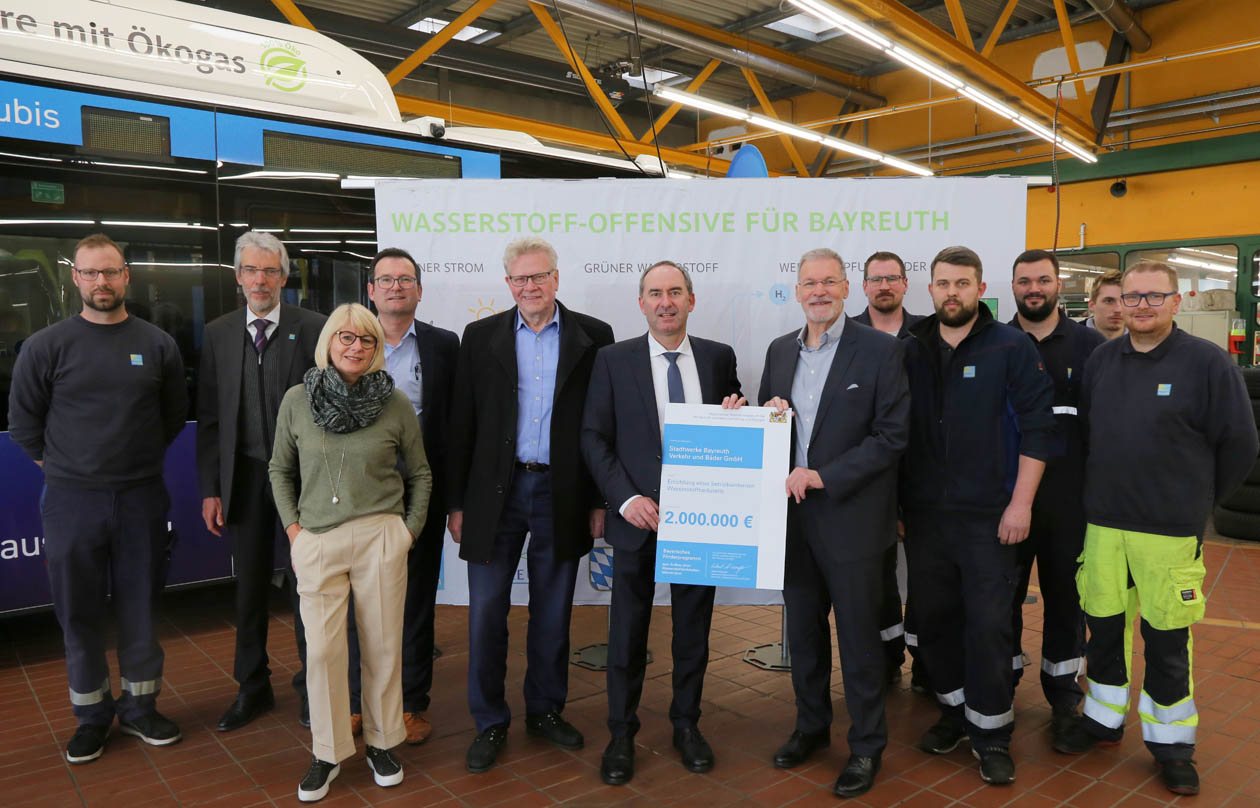 Gruppenbild mit OB Thomas Ebersberger und Wirtschaftsminister Hubert Aiwanger. | Foto: Stadtwerke Bayreuth