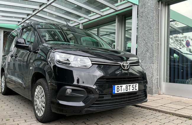 Zum elektrischen Fuhrpark der Stadt Bayreuth gehört auch dieser Toyota Proace City Verso.