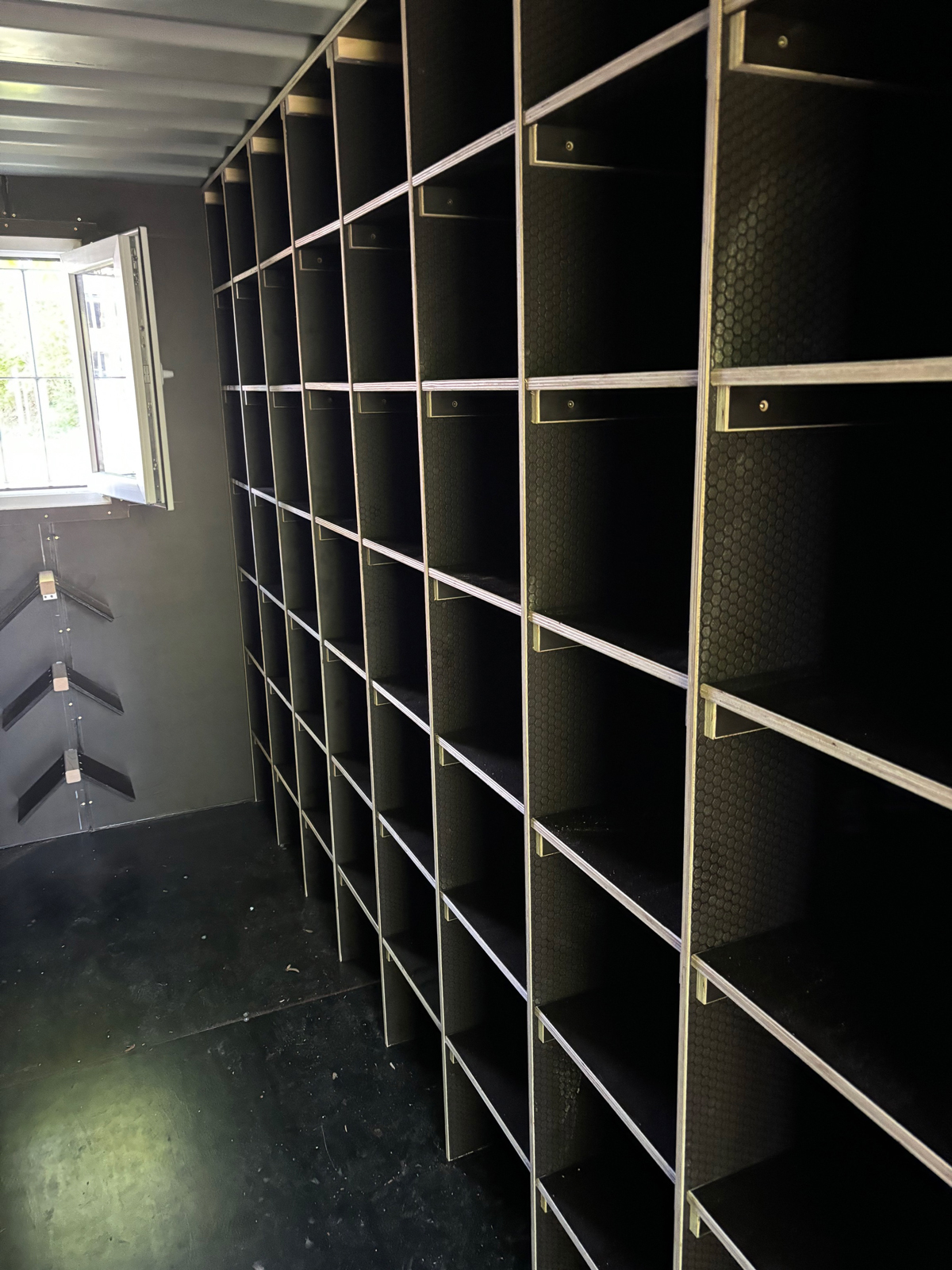 Das Taubenhaus bietet Platz für 55 Vögel. Die Nistplätze wurden von Mitarbeitern des städtischen Bauhofs eingebaut.