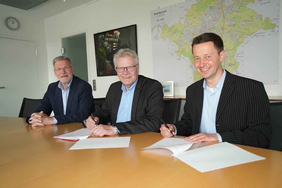 Der neue Geschäftsführer der Stadtwerke Bayreuth heißt Markus Rützel (re.). Mit Oberbürgermeister Thomas Ebersberger (Mi.) hat er seinen Arbeitsvertrag bei der Stadt Bayreuth, dem 100-prozentigen Eigentümer der Stadtwerke Bayreuth Holding GmbH, unterzeichnet. Er tritt die Nachfolge von Jürgen Bayer (li.) an, der zum Ende des Jahres als Geschäftsführer ausscheidet. Foto: Stadt Bayreuth