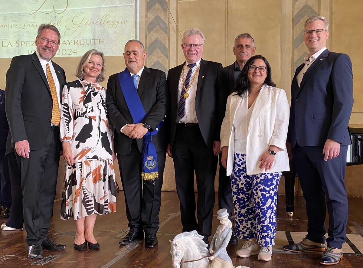 Sie feierten mit einem Festakt in La Spezia die 25-jährige Partnerschaft mit Bayreuth: (v. li.) Dr. Stefan Specht, Dr. Beate Kuhn (beide Kommission für die Städtepartnerschaft mit La Spezia), Salvatore Piscopo (Präsident des Stadtrates La Spezia und Mitglieder des Partnerschaftskomitees La Spezia), Stadtrat Georg Kämpf (BG), Stadträtin Filiz Durak (Grüne) und Christoph Schuh (Kommission für die Städtepartnerschaft mit La Spezia).