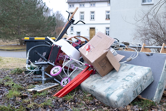 Sperrmüll, der an der Straße gelagert wird