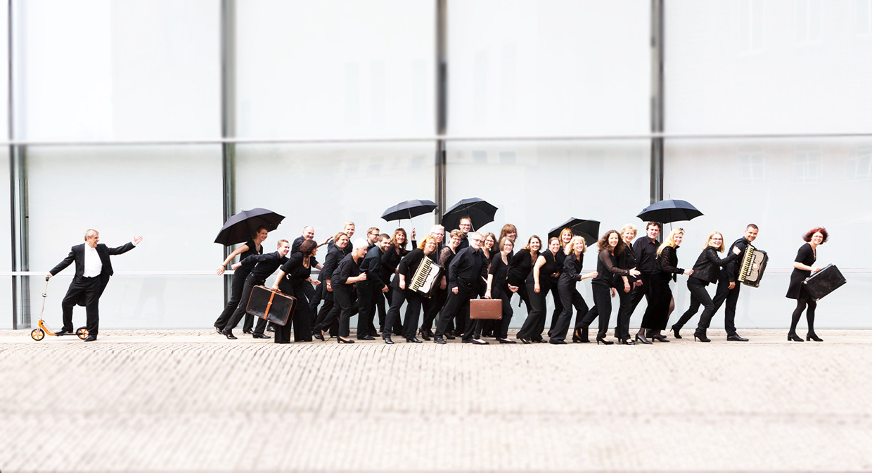 Eine Gruppe von Musikern läuft an einer Hauswand entlang. | Foto: Claus Hübner