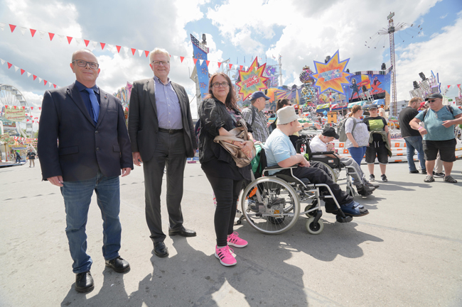 Eine Gruppe Menschen besucht ein Volksfest