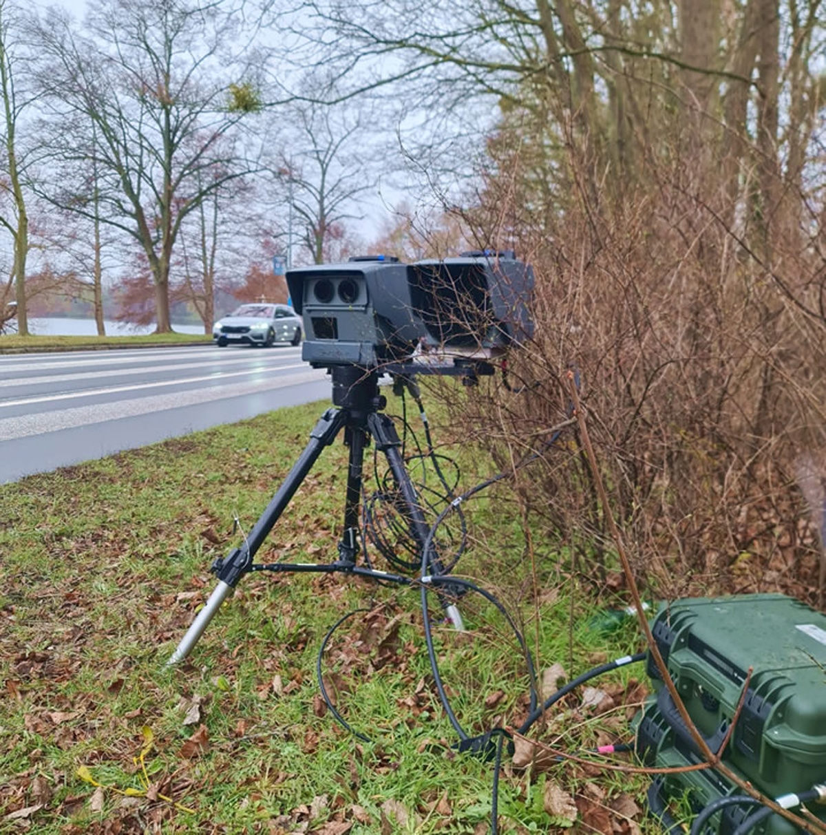 Mobiles Geschwindigkeitsmessgerät am Straßenrand