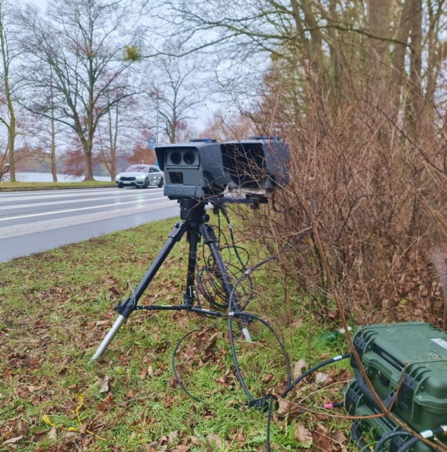 Mobiles Geschwindigkeitsmessgerät am Straßenrand