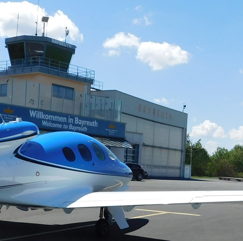 Ein blau-weißes Flugzeug steht am Flugplatz Bayreuth