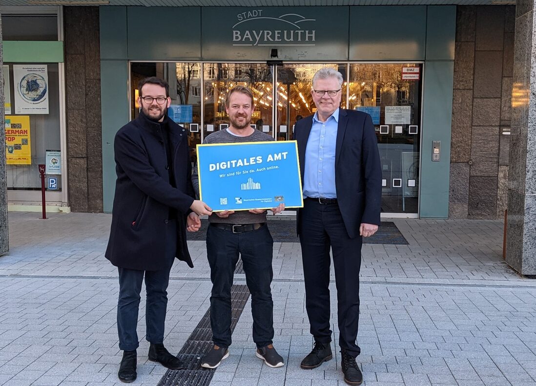 Oberbürgermeister Thomas Ebersberger (re.), Zweiter Bürgermeister Dr. Andreas Zippel und Digitalisierungsbeauftragter Matthias Kollenda.