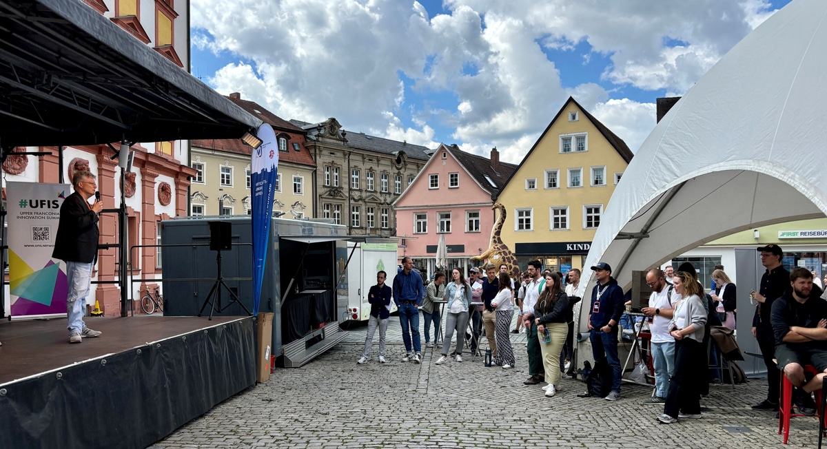 Die Keynote „Spielend sich und die Gesellschaft verändern“ von Professor Jens Junge, Direktor des Instituts für Ludologie, auf dem Ehrenhof ist eines der Highlights von UFIS24. Foto: Stadt Bayreuth