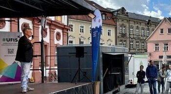Die Keynote „Spielend sich und die Gesellschaft verändern“ von Professor Jens Junge, Direktor des Instituts für Ludologie, auf dem Ehrenhof ist eines der Highlights von UFIS24. Foto: Stadt Bayreuth