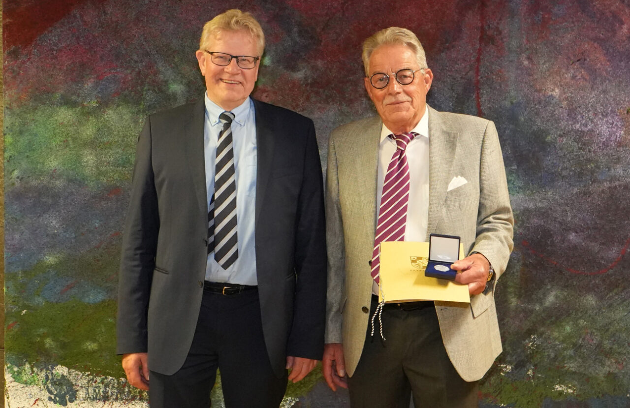 Oberbürgermeister Thomas Ebersberger mit Dietbert Loher. | Foto: Stadt Bayreuth