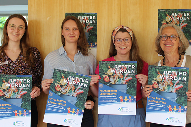 Vier Frauen halten jeweils ein Plakat in der Hand.