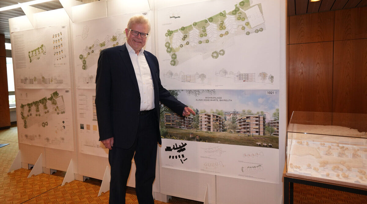 OB Thomas Ebersberger steht vor einer Schautafel und zeigt mit dem Finger auf eine Illustration. | Foto: Stadt Bayreuth