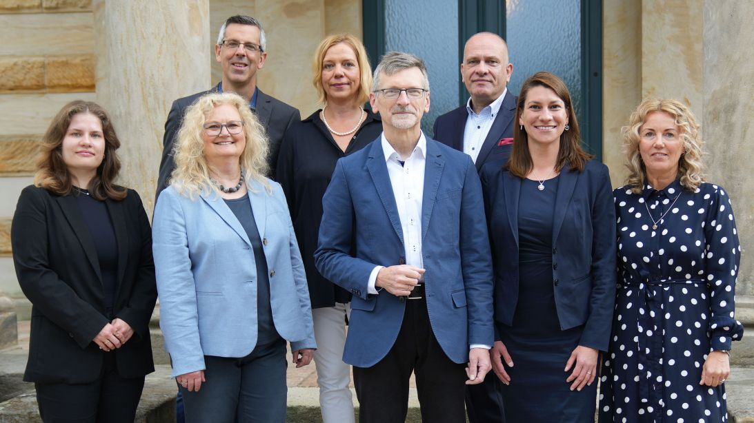 Gruppenbild der Mitarbeiter der Wirtschaftsförderung (5 Frauen, 3 Männer) vor dem Festspielhaus