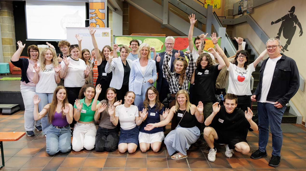 Gruppenbild mit Jugendlichen, Sozialministerin Scharf und OB Thomas Ebersberger. | Foto: StMAS / Schäffler