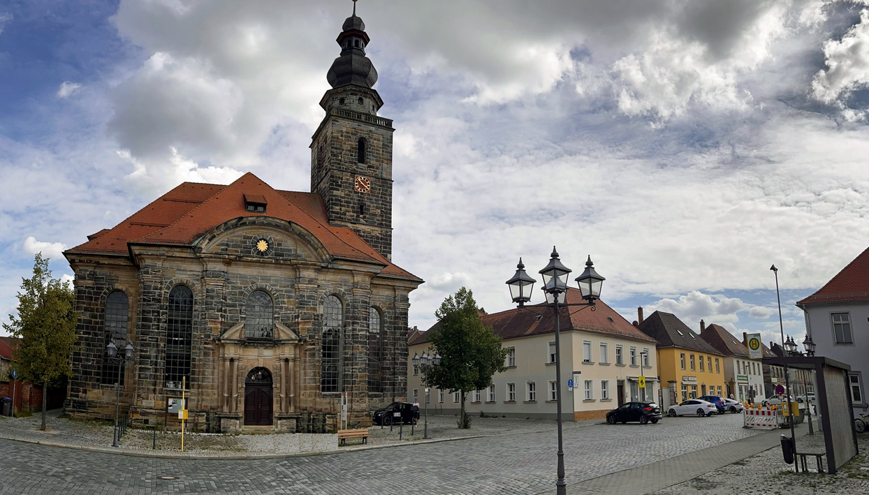 Blick auf einen Straßenzug mit vielen gepflasterten Flächen. | Foto: Stadt Bayreuth