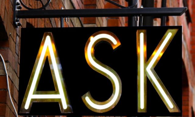 Straßenschild mit Aufschrift "Ask"