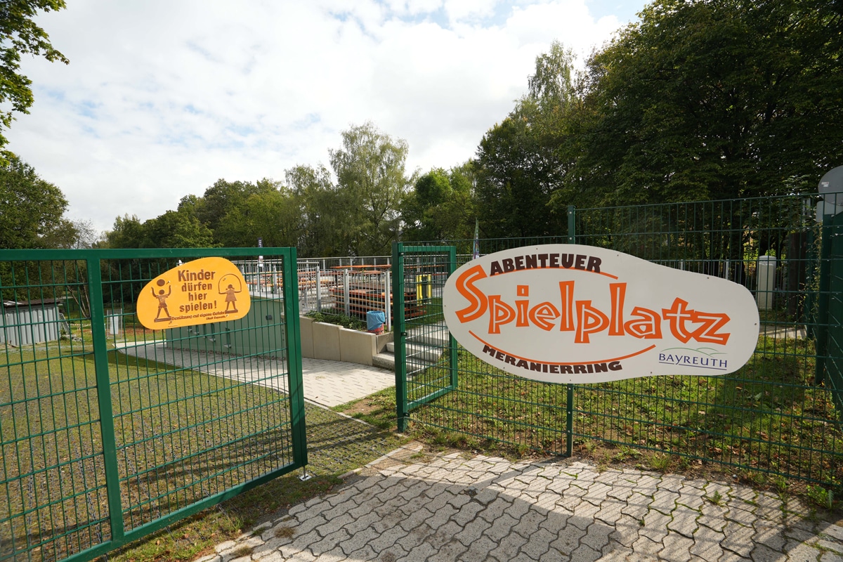 Der Eingangsbereich des Abenteuerspielplatzes am Meranierring