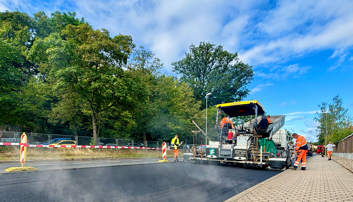 Bauarbeiter asphaltieren eine Straße