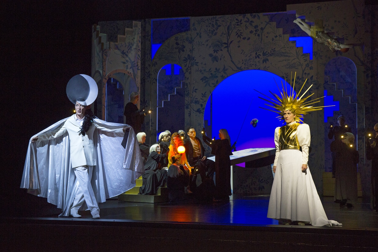 Theaterszene mit mehreren Akteuren auf der Bühne. | Foto: H. Dietz
