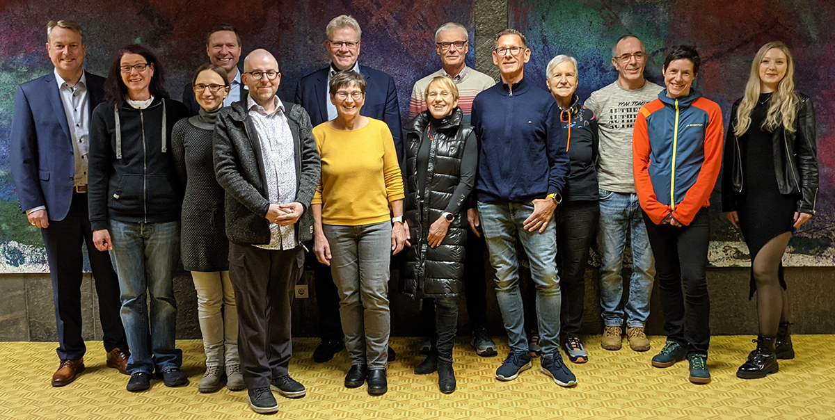 Das Foto zeigt die Teilnehmenden der Aktion mit OB Ebersberger und LR Wiedemann
