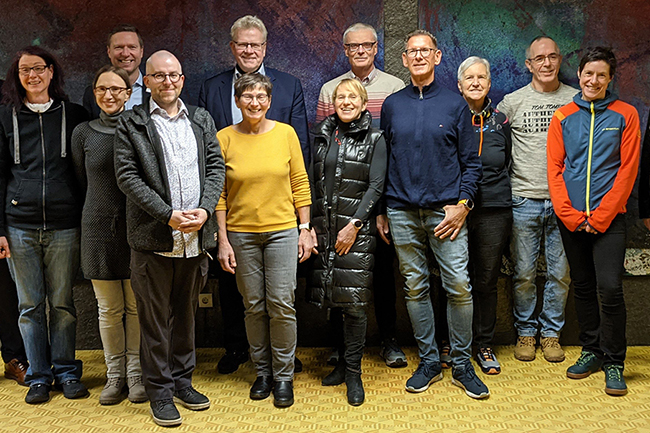 Das Foto zeigt die Teilnehmenden der Aktion mit OB Ebersberger und LR Wiedemann