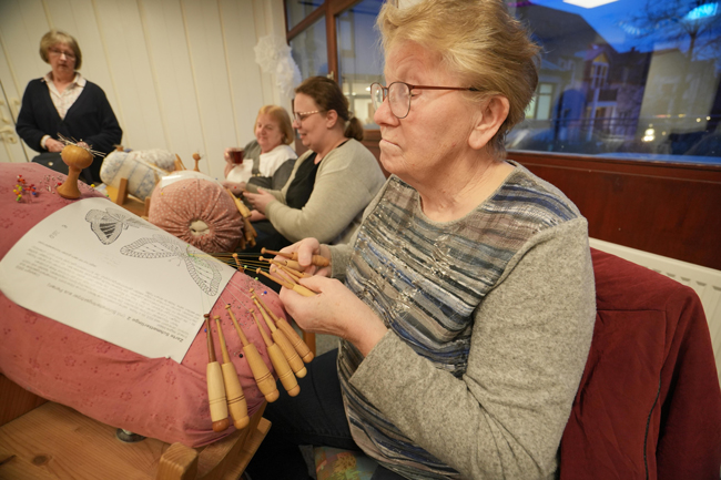 Alle zwei Wochen trifft sich in der Bürgerbegegnungsstätte der Stadt Bayreuth Am Sendelbach 1-3 eine Gruppe handarbeitsbegeisterter Damen zum Klöppeln. Der Klöppeltreff ist eines der vielen Angebote der Bürgerbegegnungsstätte. Fotos: Stadt Bayreuth