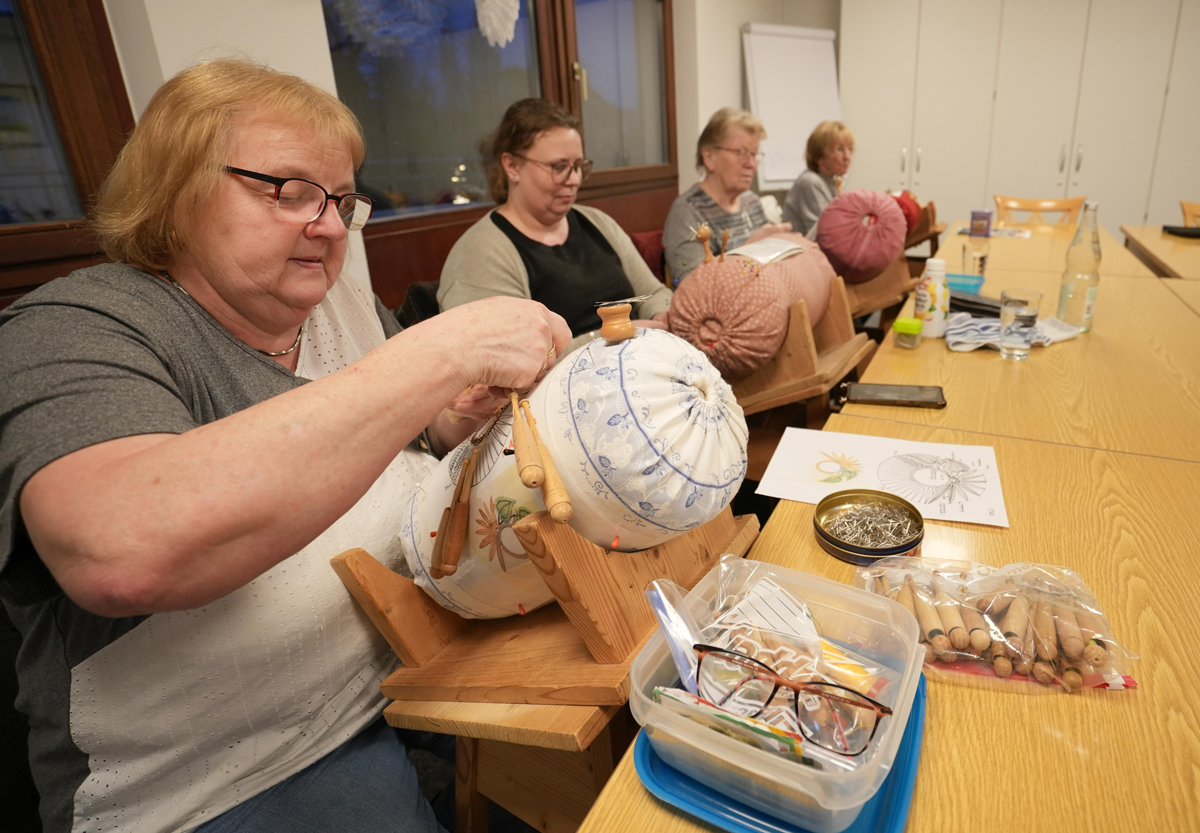 Alle zwei Wochen trifft sich in der Bürgerbegegnungsstätte der Stadt Bayreuth Am Sendelbach 1-3 eine Gruppe handarbeitsbegeisterter Damen zum Klöppeln. Der Klöppeltreff ist eines der vielen Angebote der Bürgerbegegnungsstätte. Fotos: Stadt Bayreuth