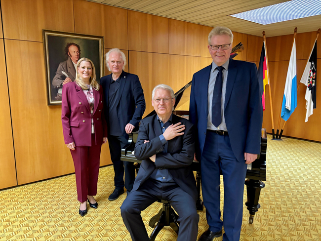 Johannes (2. v. li.) und Eduard Kutrowatz (sitzend) mit Oberbürgermeister Thomas Ebersberger sowie Landesrätin Daniela Winkler.