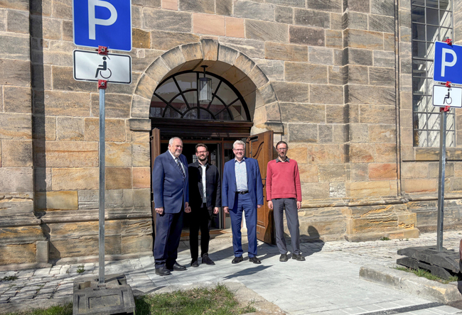 Über den barrierefreien Zugang zur Ordenskirche freuen sich neben Oberbürgermeister Thomas Ebersberger und Zweitem Bürgermeister Dr. Andreas Zippel auch Pfarrer Otto Guggemos (re.) und Harald Lange (re.).