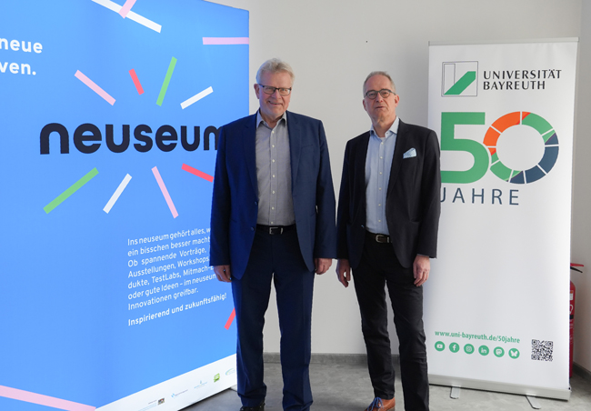 Oberbürgermeister Thomas Ebersberger und Universitäts-Präsident Prof. Dr. Stefan Leible haben am Mittwoch im „Neuseum“ gemeinsam die Veranstaltungsreihe „Wir liefern Antworten“ vorgestellt. Foto: Stadt Bayreuth