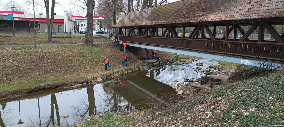 Die Müllsammlerinnen und Müllsammler waren auch an der Mistel im Einsatz. Fotos: Stadt Bayreuth
