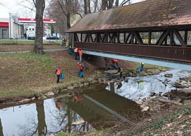 Die Müllsammlerinnen und Müllsammler waren auch an der Mistel im Einsatz. Fotos: Stadt Bayreuth