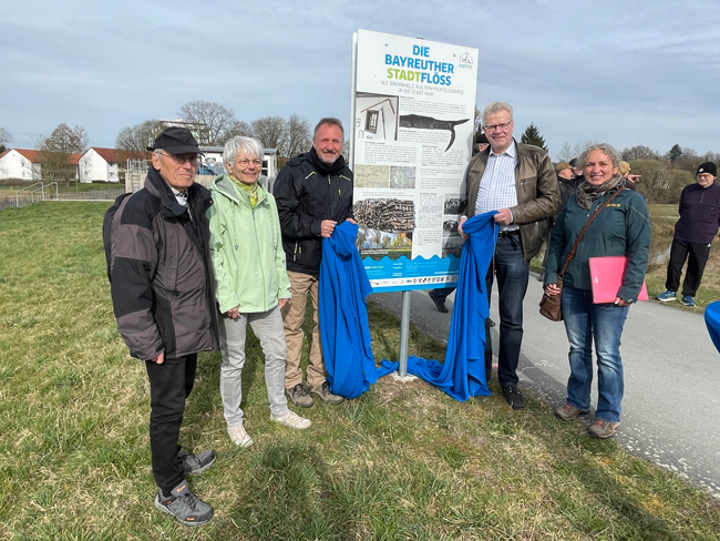 Im Rahmen des Wassermonats März wurde am Sonntag in der Bayreuther Wilhelminenaue eine neue Informationstafel eingeweiht. Darüber freuen sich (v. li.) Erhard und Gisela Peplau, Stadtrat Stephan Müller, Oberbürgermeister Thomas Ebersberger und Adriane Lochner. Foto: Eva Rundholz
