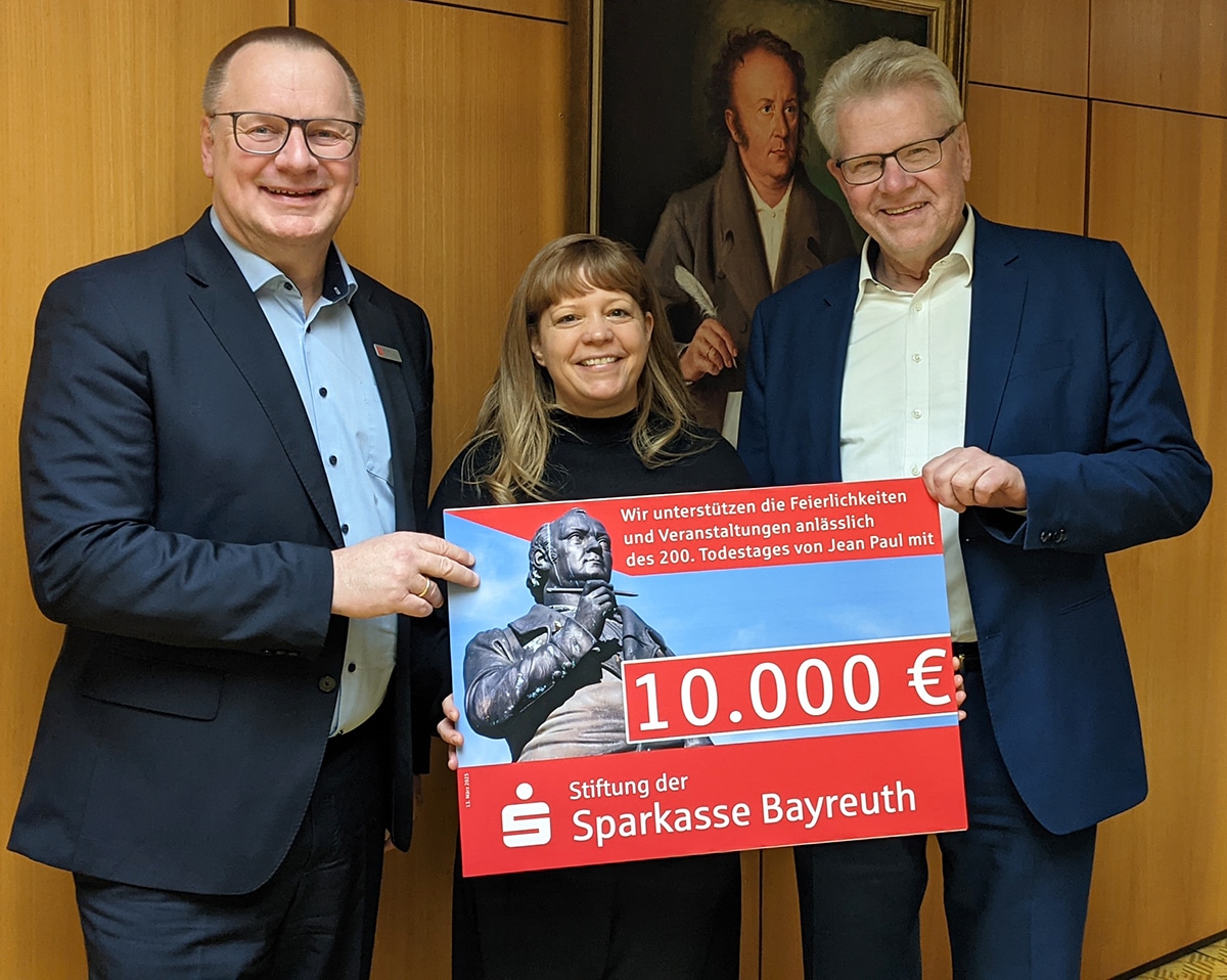 Wolfram Münch, Eva Christina Bär und Thomas Ebersberger halten einen symbolischen Scheck in der Hand
